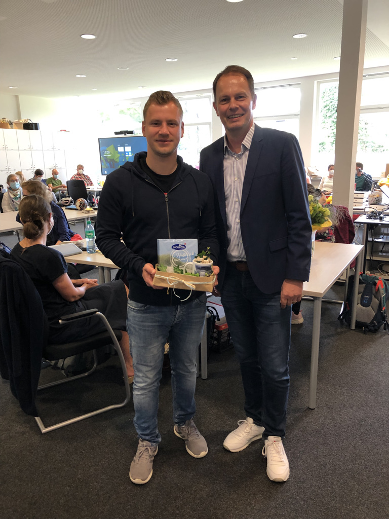 SaschaA695 4C0A 9AFB 2D5B3D49A029 1 105 c