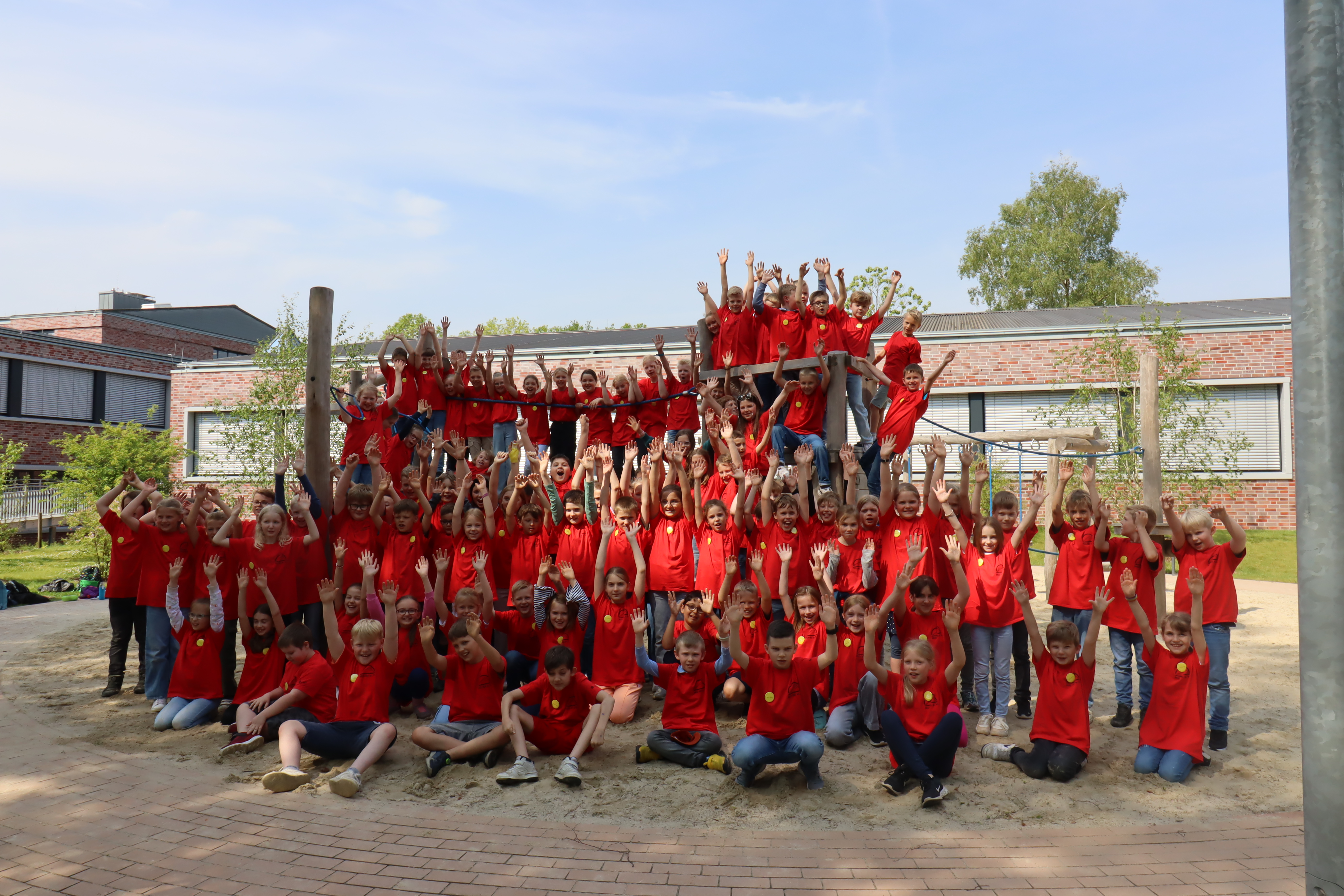 Gruppenbild Handehoch
